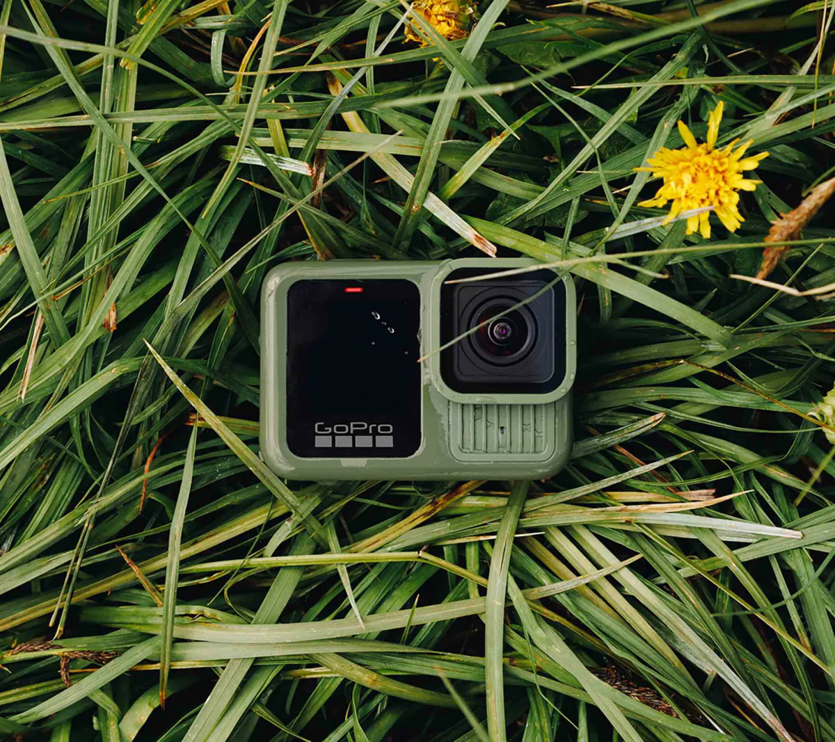 GoPro Hero sorozatú akciókamera zöld színben, közeli fotó